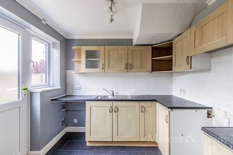 3 bedroom semi-detached house to rent, Hollow Grove Way, Lowestoft, NR33