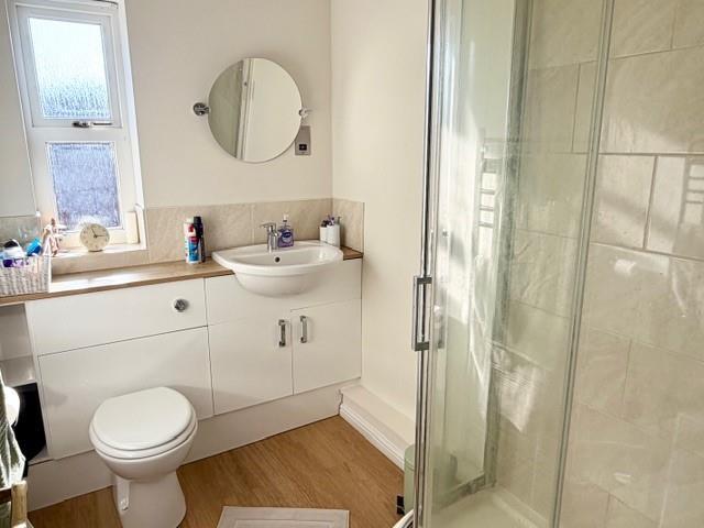 48 Clyde Ensuite.jpg