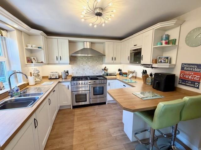 48 Clyde Kitchen2.jpg