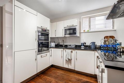 2 bedroom flat to rent, Vicarage Crescent, Battersea, SW11