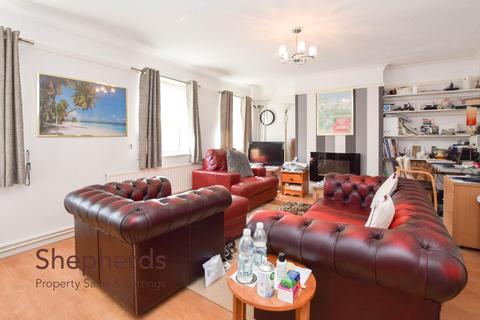 undefined, High Street, Cheshunt EN8