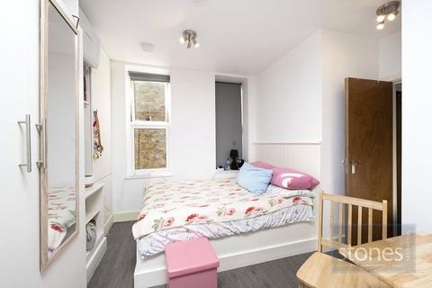Studio to rent, Haverstock Hill, London, NW3