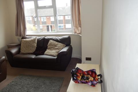 3 bedroom flat to rent, Zangwill Road, London SE3