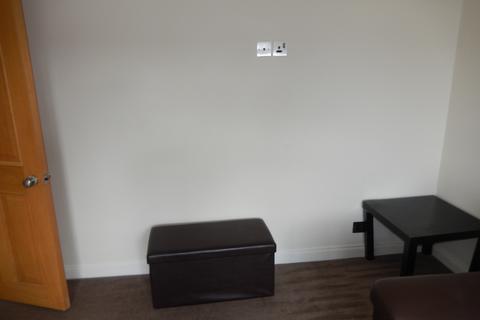 3 bedroom flat to rent, Zangwill Road, London SE3
