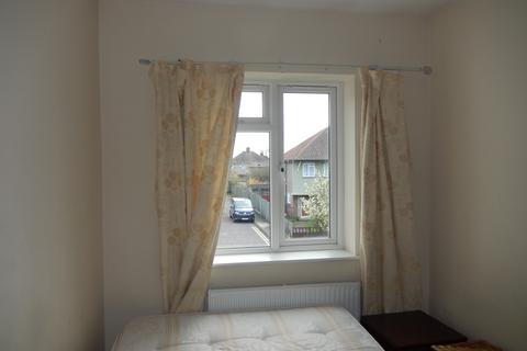 3 bedroom flat to rent, Zangwill Road, London SE3