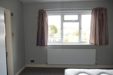 3 bedroom flat to rent, Zangwill Road, London SE3