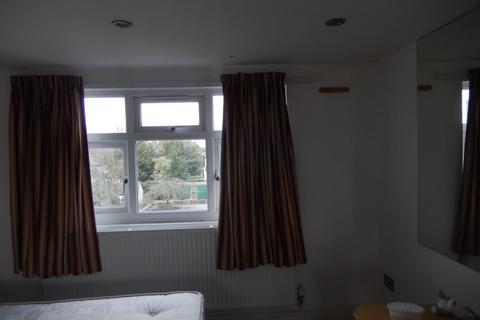 3 bedroom flat to rent, Zangwill Road, London SE3