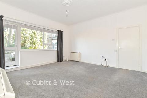 2 bedroom ground floor flat for sale, Hawthorn Close, Horsham, West Sussex