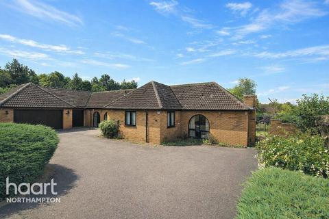 4 bedroom detached bungalow for sale, Donovan Court, Northampton