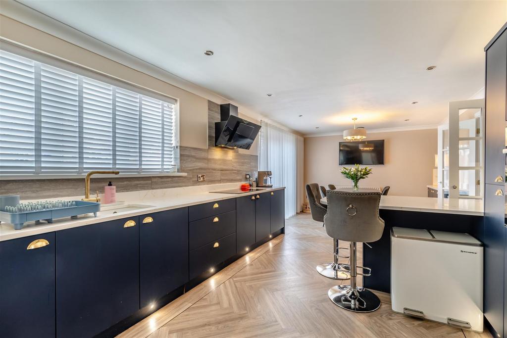 8593622-interior30.jpg