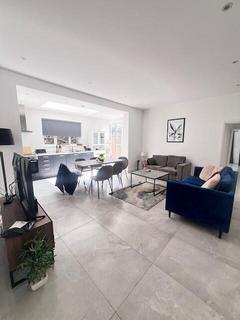 4 bedroom flat to rent, Woodside Park Road, London