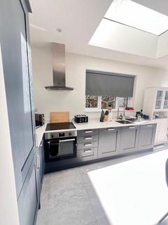 4 bedroom flat to rent, Woodside Park Road, London