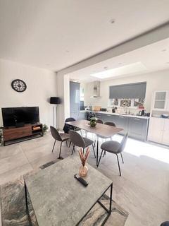 4 bedroom flat to rent, Woodside Park Road, London