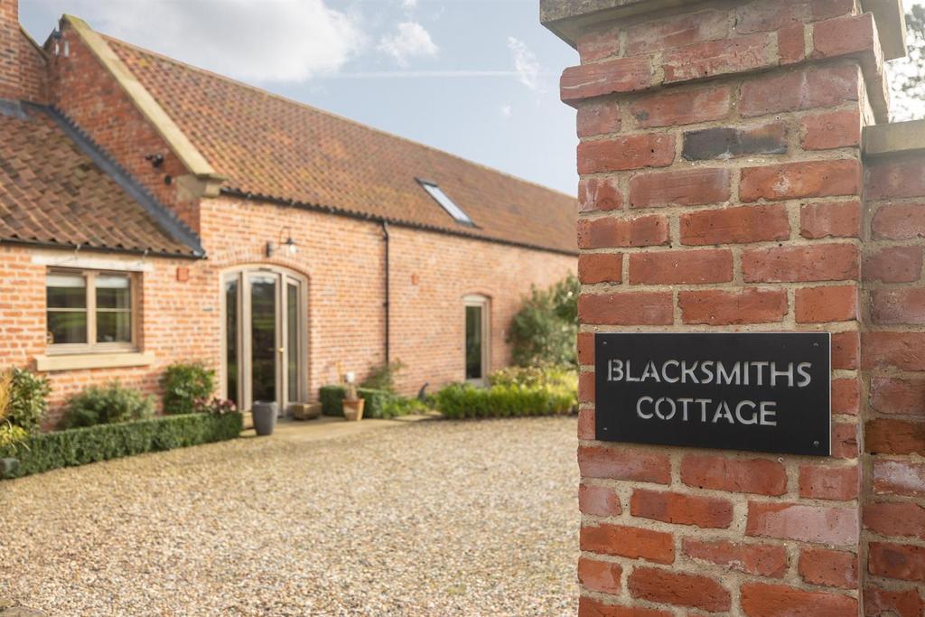 Entrance &amp; Driveway