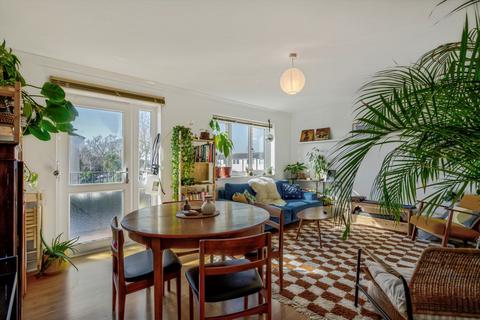 2 bedroom flat to rent, Horniman Drive, London SE23