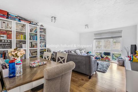2 bedroom flat to rent, Winterburn Close, London, N11