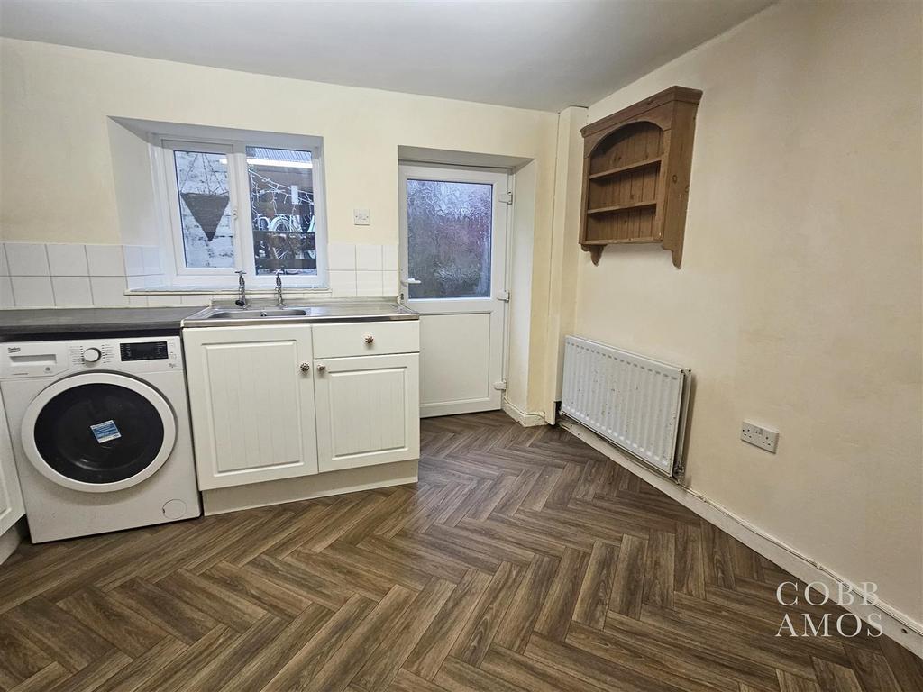 Kitchen 2.jpg
