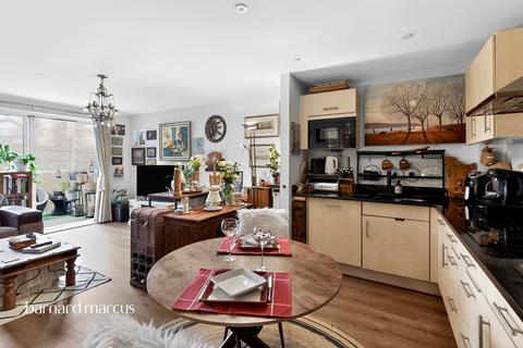 2 bedroom flat for sale, Hill View, Dorking
