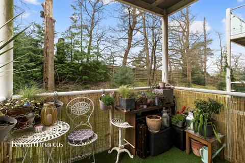 2 bedroom flat for sale, Hill View, Dorking