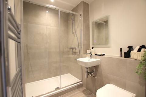 Studio to rent, High Street, Waltham Cross EN8