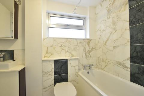 2 bedroom flat to rent, Brockley Combe, Weybridge, KT13