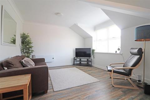 2 bedroom flat for sale, Chapel Road, Redhill