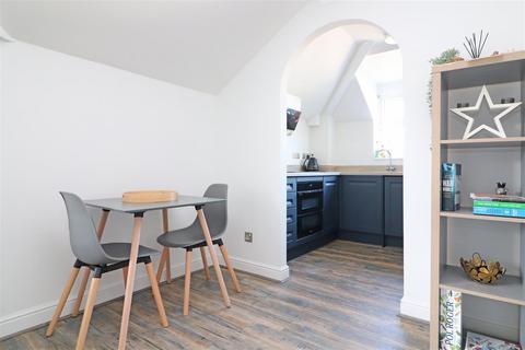 2 bedroom flat for sale, Chapel Road, Redhill