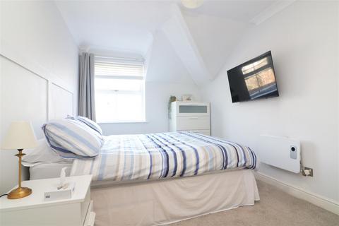 2 bedroom flat for sale, Chapel Road, Redhill