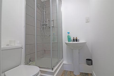 2 bedroom flat for sale, Chapel Road, Redhill