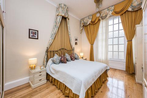 3 bedroom flat for sale, Queen's Gate SW7