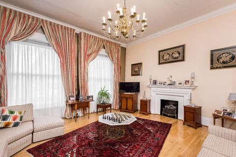 3 bedroom flat for sale, Queen's Gate SW7