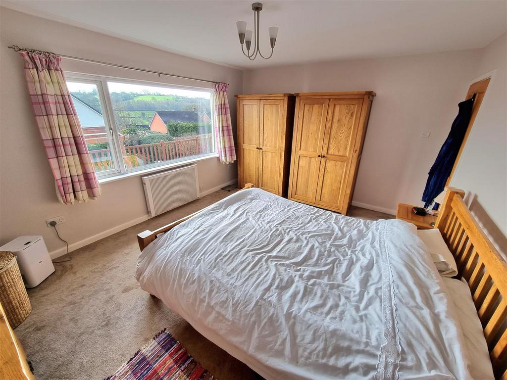 Bed 1.jpg