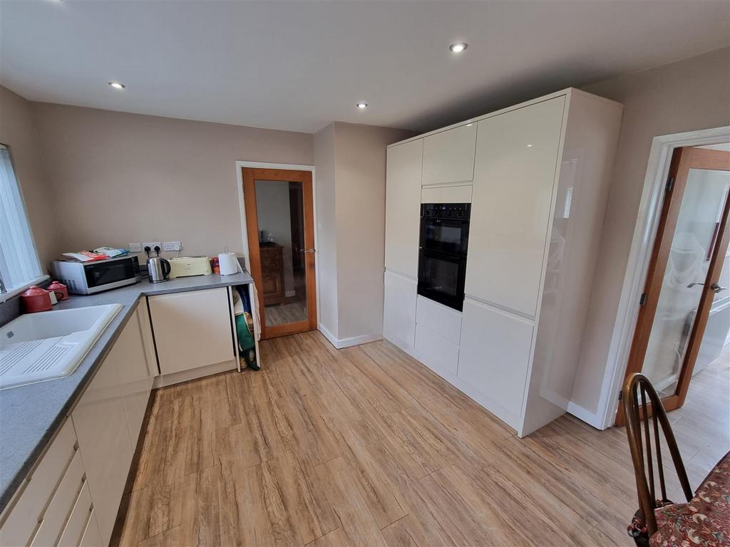 Kitchen 1.jpg