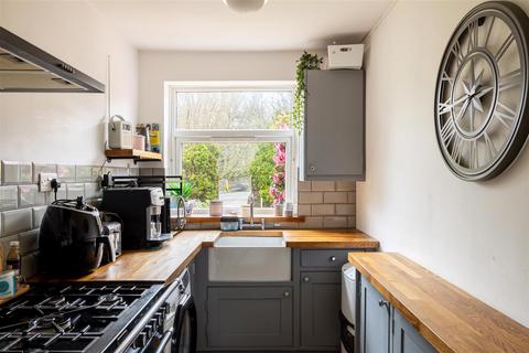2 bedroom flat for sale, Common Road, Redhill