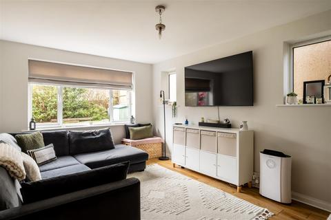 2 bedroom flat for sale, Common Road, Redhill