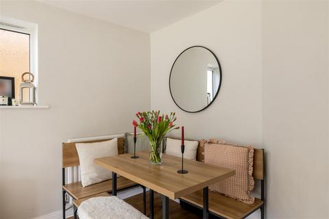 2 bedroom flat for sale, Common Road, Redhill