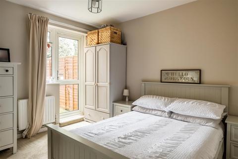 2 bedroom flat for sale, Common Road, Redhill
