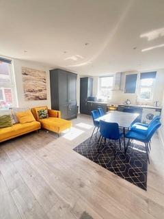 3 bedroom flat to rent, Woodside Park Road, London