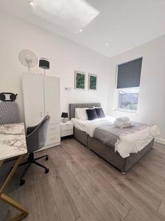 3 bedroom flat to rent, Woodside Park Road, London
