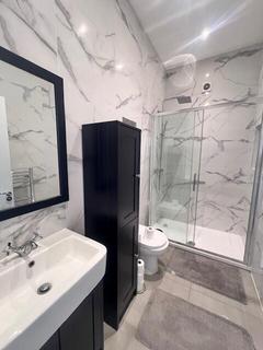 3 bedroom flat to rent, Woodside Park Road, London