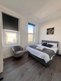 3 bedroom flat to rent, Woodside Park Road, London