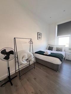 3 bedroom flat to rent, Woodside Park Road, London