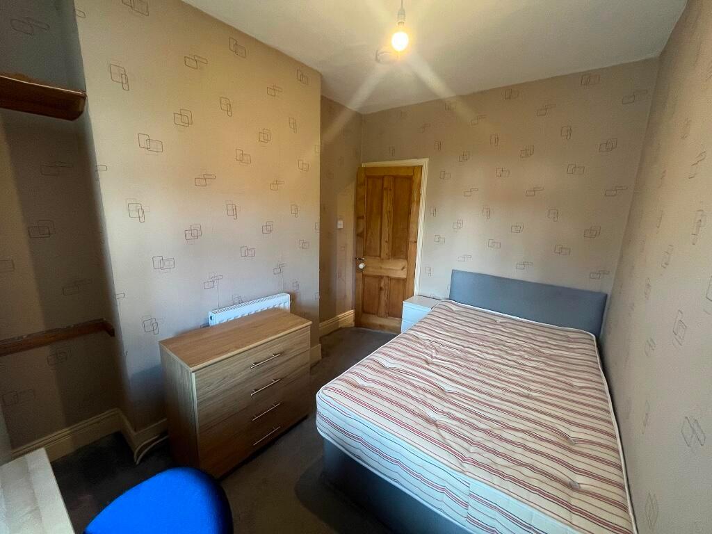 Cosy double bedroom with a comfortable double b...
