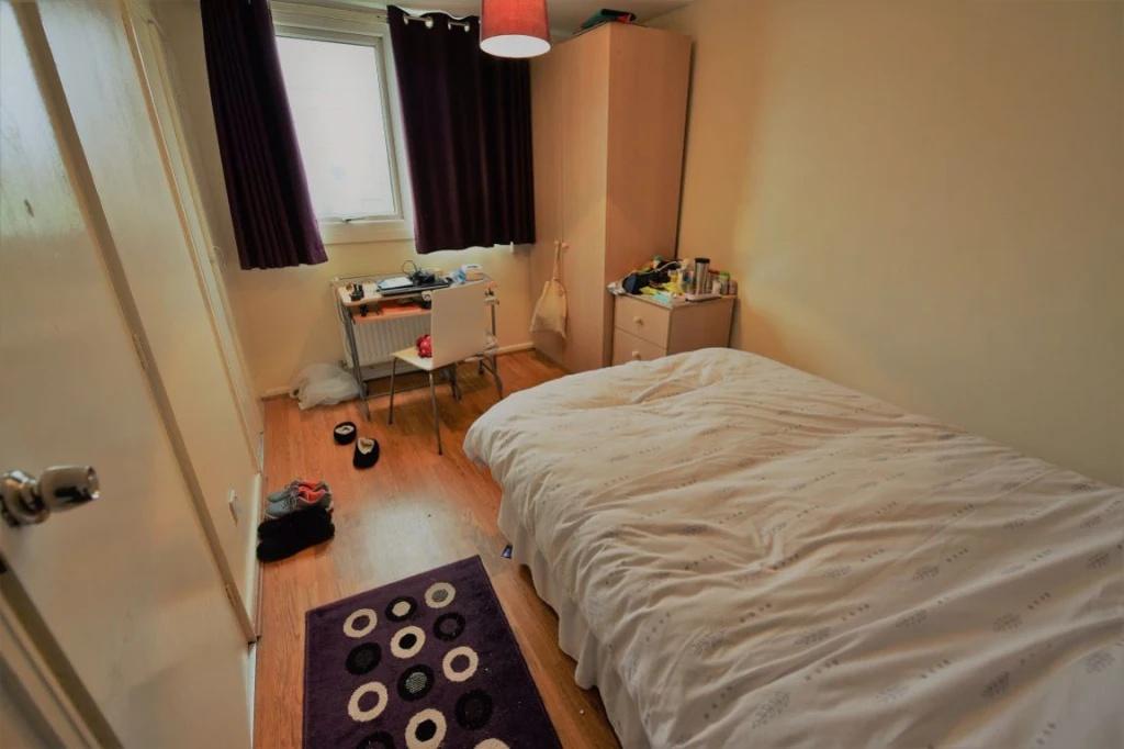 Cozy single bedroom with a comfortable double-s...