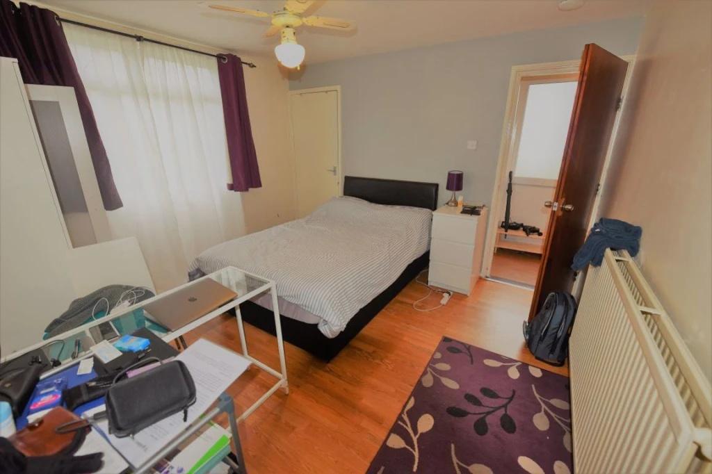 Bright, well-furnished double bedroom with a co...