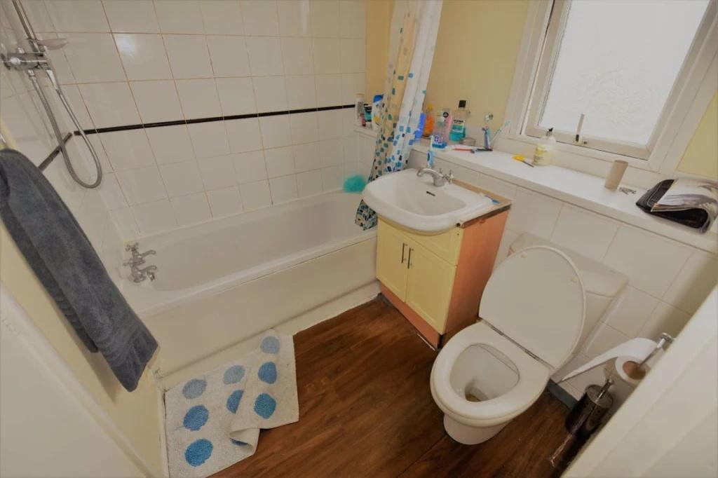Bright, well-equipped bathroom featuring a full...