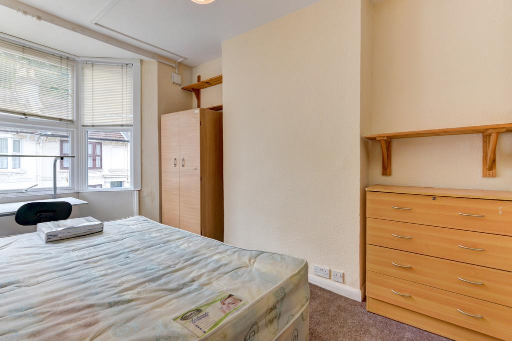 Bright double bedroom with a large bay window l...