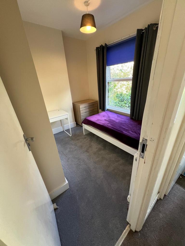Cozy single bedroom with a comfortable single b...