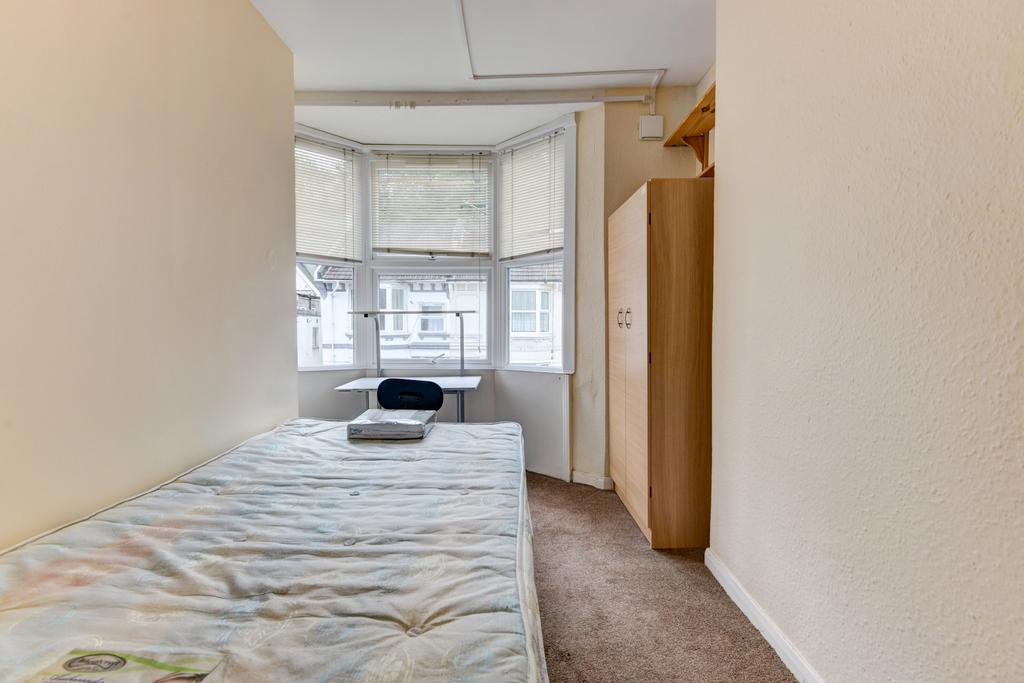 Bright single bedroom with a large bay window l...