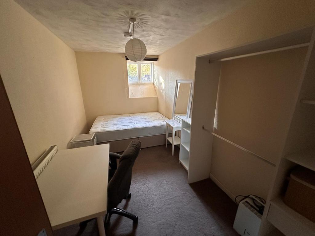 Bright single bedroom with a comfortable single...